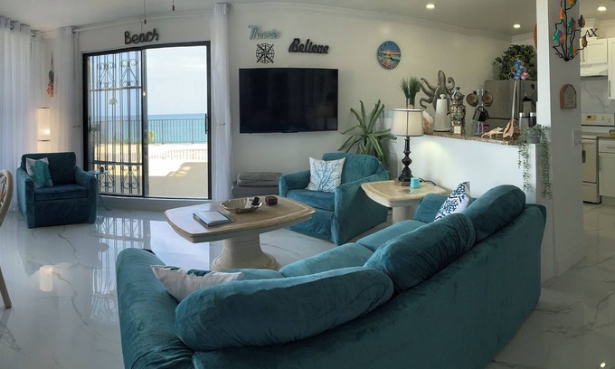 Discovery Bay Eigentumswohnung | Luxurious Beachfront Condo with Breath Taking Ocean, Beach and Garden Views.