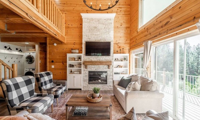 Cascade Wohnung | Luxurious Cabin Close to Lake Cascade w/ Hot Tub