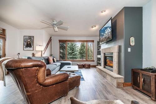 Edwards Haus | Luxurious Condo Gated Community Pool Hot Tubs