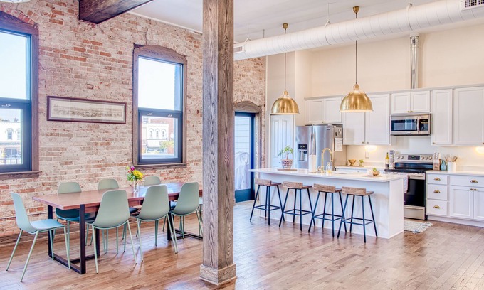 Owosso Wohnung | Luxurious Downtown Owosso Loft