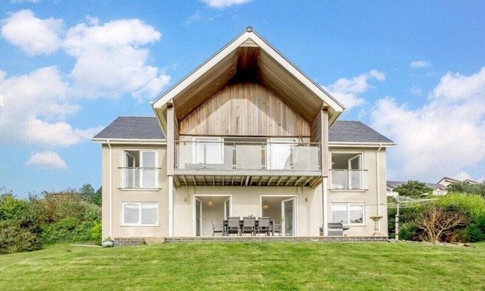 Aberdovey Haus | Luxurious Holiday Home - Aberdovey- 4 En-Suite Bedrooms & Spectacular Sea Views!