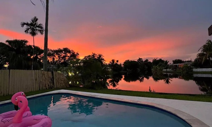 Miramar Haus | Luxurious Lake View Pool and Gaming Villa