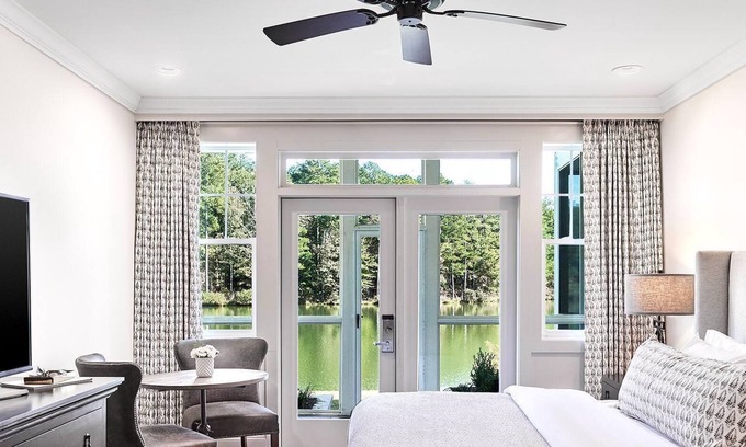 Douglasville Resort | Luxurious Lakefront Suite w/ Screened Porch & Complimentary WiFi