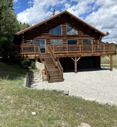 Cameron Haus | Luxurious Log Home with Madison River Views near Three Dollar Bridge, J & J Ranch, Montana