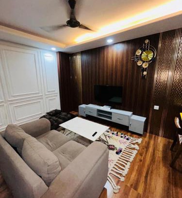 Panch Batti Wohnung | Luxurious Modern Flat with Elegant Interiors