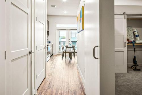 West Oak Hill Wohnung | Luxurious New Unit 1Bd1Ba Pool, Golf Sim