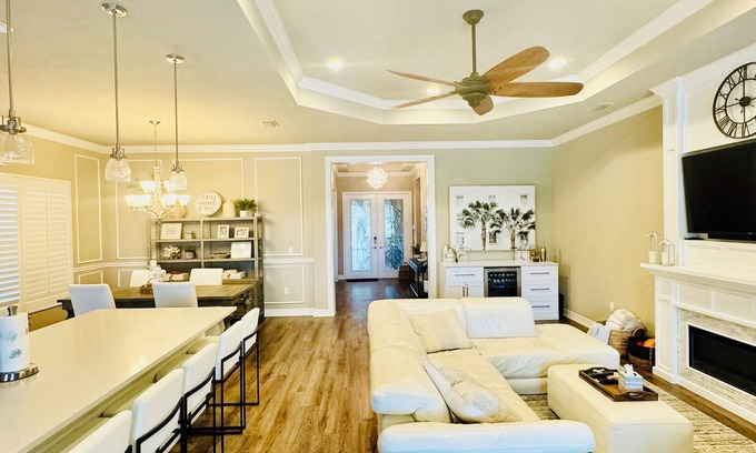 Naples Haus | LUXURIOUS OPEN CONCEPT WATERFRONT HOME. 3 BED 3 BATH. PRIVATE HEATED POOL & SPA.