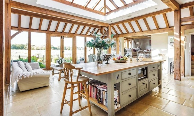 Woking Haus | Luxurious private, river frontage, boats & hotub