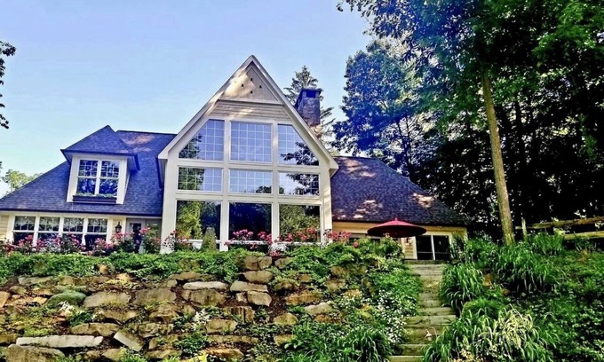 Olmsted Falls Haus | Luxurious Private Retreat and Riverfront Estate