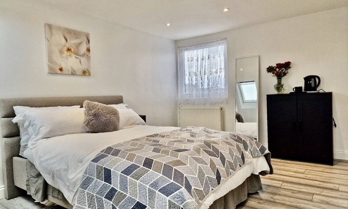Lea Bridge Haus | Luxurious, Spacious Loft Room & Private En-suite.