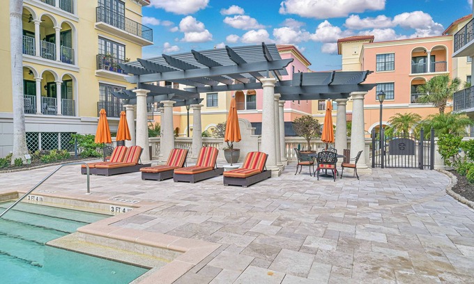 Estero Eigentumswohnung | Luxurious Top Floor unit at The Residence at Coconut Point