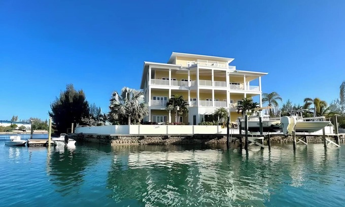 Grand Bahama Yacht Club Eigentumswohnung | Luxury 2/2 Sleeps 6. Grand Bahama Condo w/ POOL, Boat Dock plus close to BEACH!