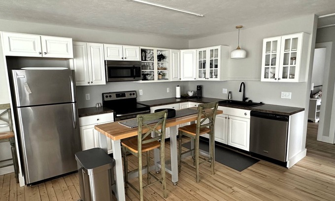 Northport Haus | Luxury 2 bed apt in Northport! Walk to everything (next door to Plover apt)