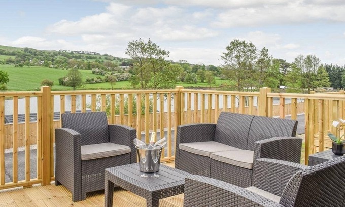 Fence Kabine | **MAY/JUNE discounts available in Luxury 2 bedroom, pet-friendly lodge.**