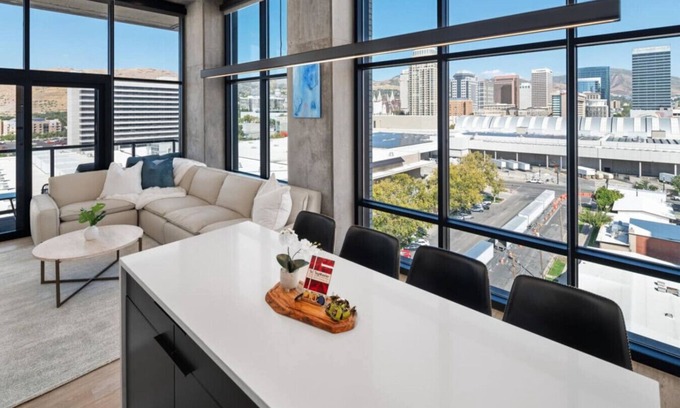 Rio Grande Wohnung | Luxury 2BR 2BA Penthouse-Pool, Gym, Pkg, Views!