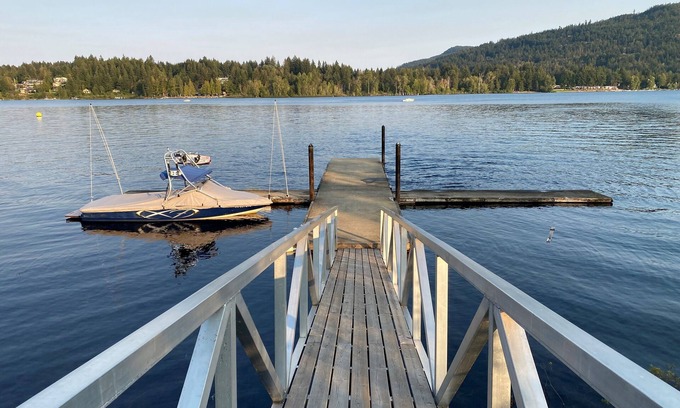 Shawnigan Lake Haus | Luxury 4 Bedroom Lakehouse with Full Dock Access and Boat Slip