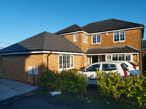 Birch Villa | Luxury 4 Bedrooms Detached House Free Multi Cars Parking - Easy Access To Mancheater City Football Ground - Manchester City Centre & Motorways