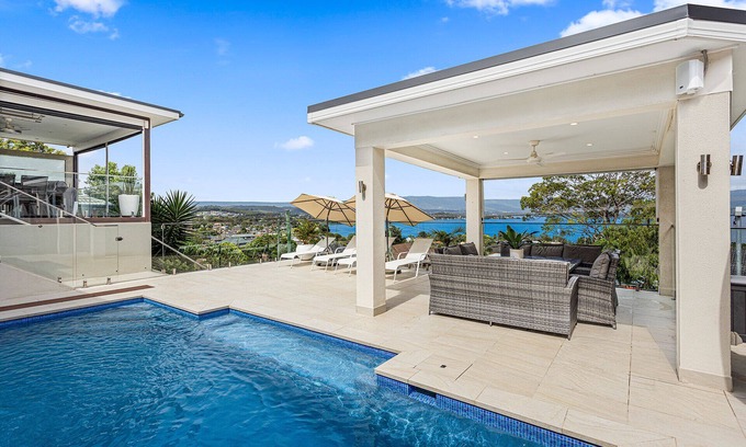 Mount Warrigal Haus | Luxury 5 B/R House with Pool, Lake & Beach