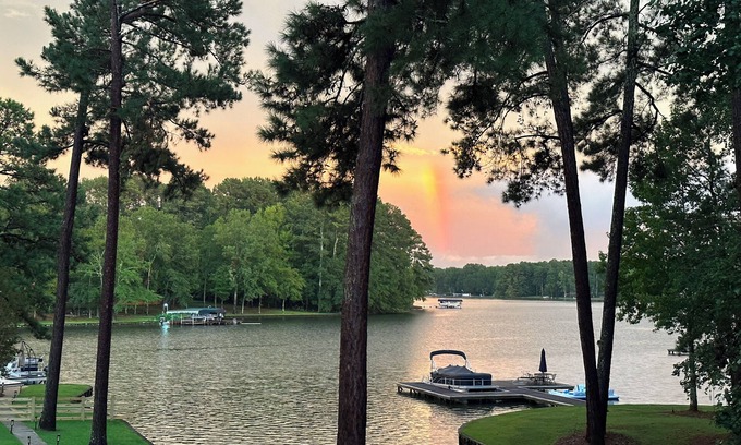 Putnam County Haus | Luxury 5-bedroom home on beautiful Lake Oconee with Private Pickleball court!