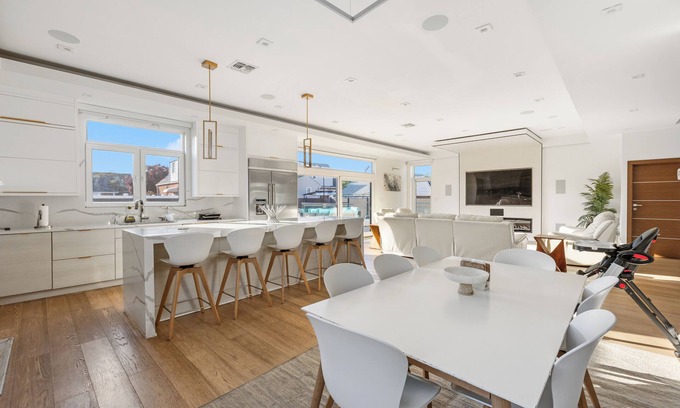 Alden Manor Haus | Luxury 5BR Smart Home Near JFK with Gym, Theater & BBQ