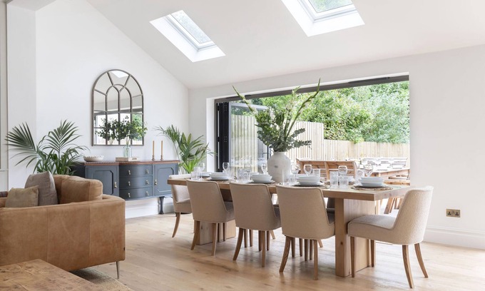 Cheltenham Haus | Luxury 6 Bedroom Period Home with Sauna and Gym