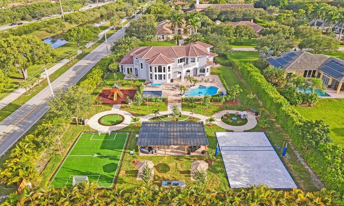 Plantation Villa | Luxury 8-BR with Pool, Basketball & Volleyball