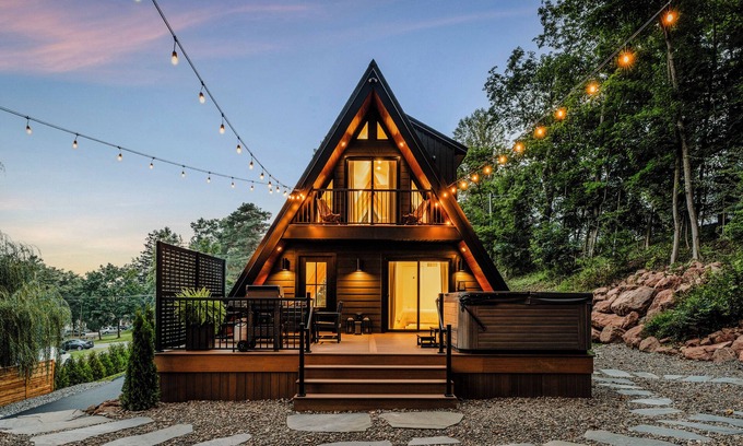 Adamstown Kabine | Luxury A-frame in Adamstown, PA with hot tub, barrel sauna & EV charger