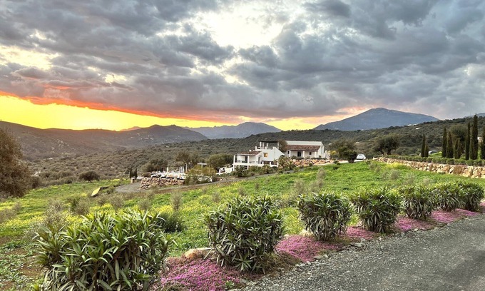 Periana Haus | 360-Grad-Aussicht & privater Pool, andalusisches Bauernhaus (10-12 Personen)