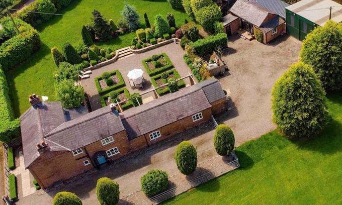 Cotebrook Haus | Luxury Barn with Hot Tub, Spa Treatments, Private Dining