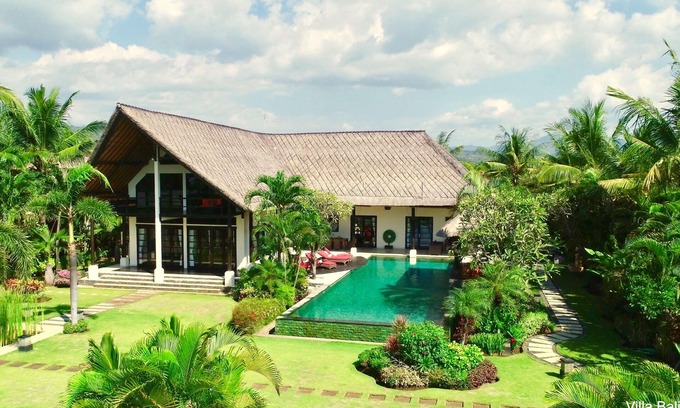 Banjartegehe Villa | Luxus-Strandvilla mit Infinity-Pool.