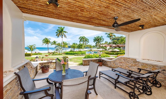 Playa Flamingo Wohnung | Luxury Beachfront Condo w/ High-End Wood Furnishings and Ocean Views in Exclusiv