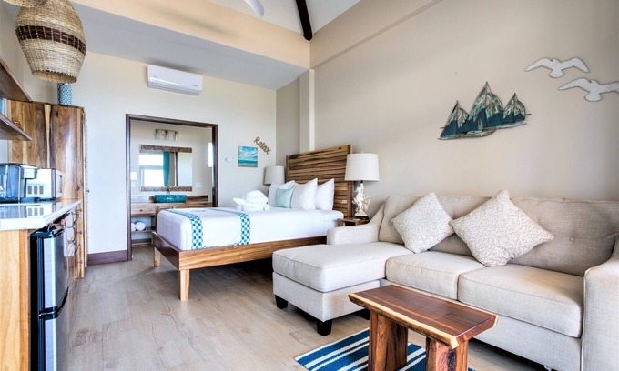 Placencia Resort | Luxuriöses Studio am Strand mit Poolbar