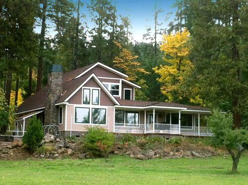 Prospect Haus | Luxury Cabin Rental in the Cascade Mountains near Crater Lake, Southern Oregon