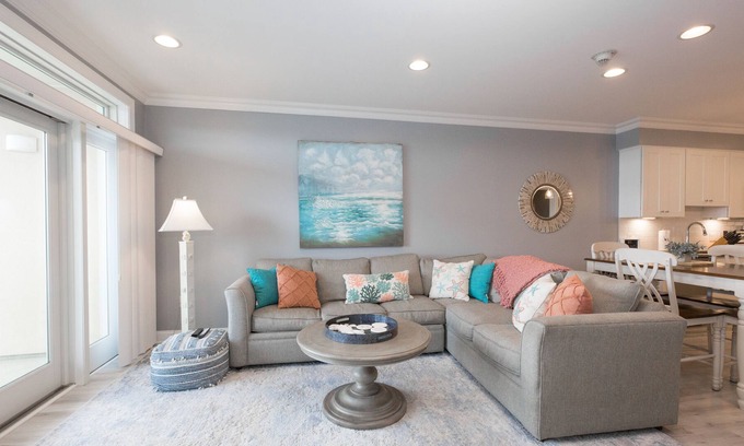 Sussex County Eigentumswohnung | Luxury condo centrally located and walking distance to the beach.