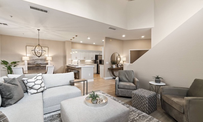 Talon Retreat Eigentumswohnung | Luxury Condo Living in the Perfect North Scottdale Location w/ Heated Pool & Spa