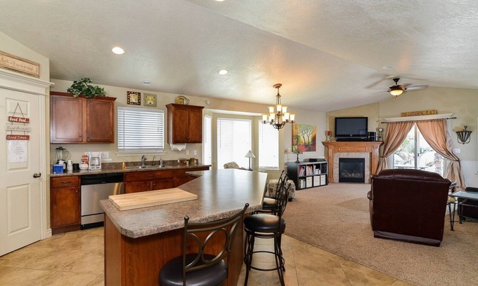 West Valley City Haus | 3BR 2ksf Custom SLC Home Schlafmöglichkeiten für 5-7 w / Kinder Spielhaus + Große Küche + Kamin