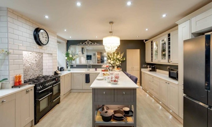 Bromsash Villa | Luxury Georgian Country House with Hot Tub. Pet Friendly. Wye Valley AONB