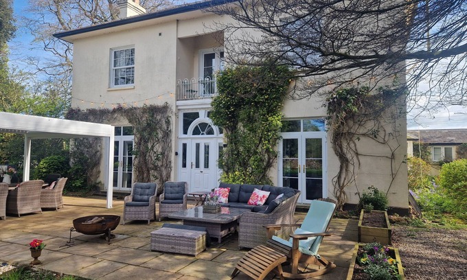 Bromsash Villa | Luxury Georgian Villa 8 Bedrooms Dog Friendly