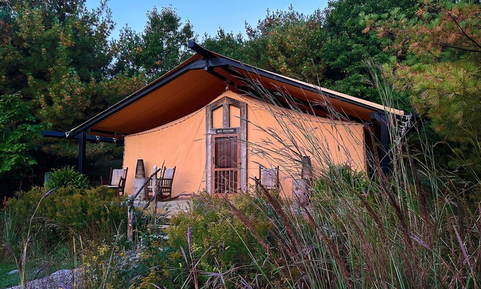 Dover Kabine | Red Feather Zelt - Das Wiesen Zelt Camp auf 400 Acre bewaldeten Retreat