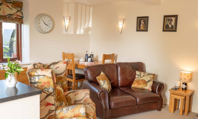 Castle Carrock Hütte | Luxury ground floor cottage with M2 disabled access and 2 dogs welcome