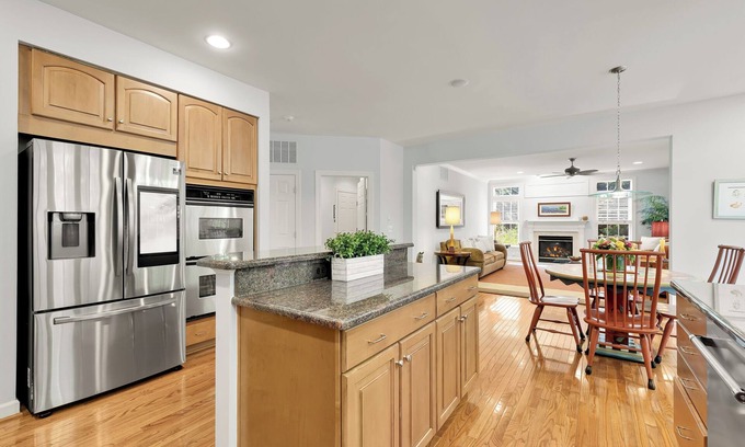 Rose Hill Haus | Luxury Home, Free Parking, 20 Minutes to Downtown W/Metro Access