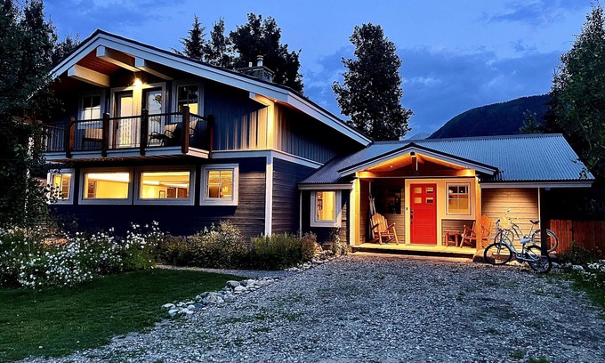 Crested Butte Haus | Luxury Home in Town, Hot Tub, Movie Theater, Large Fenced In Yard ⛰