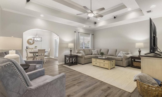 Opelika Haus | Luxury home perfect for Auburn game day, golf or pickle-ball weekends!