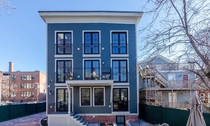 Central Square Eigentumswohnung | Beautiful, furnished, sunny, luxury in the city. 7/21 thru 8/31/22 only