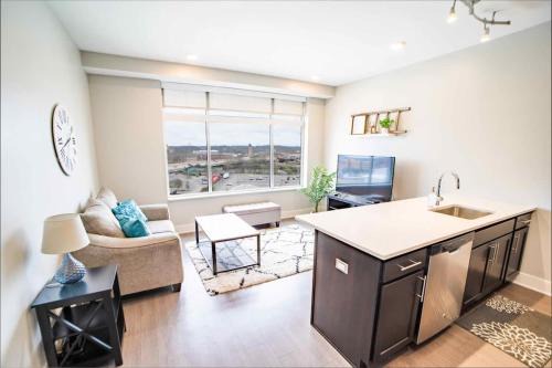 Heartside Wohnung | Luxury King Bed Apt in Downtown GR