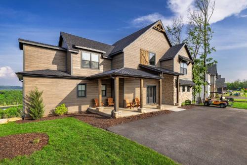 Kimberling City Haus | Luxury Lodge 5 - FREE Kayaks/Canoes - TWO Pools~Resort Dock