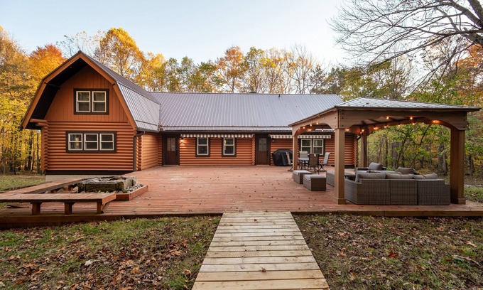 Nashport Kabine | Luxury,Log Cabin 65ac. of private forest, trails,sauna,hot-tub. Baughman Park.