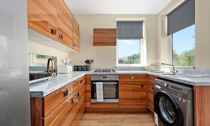 Openshaw Haus | Luxury Manchester 4-Bed Home Perfect for Contractors & Families w Free Parking