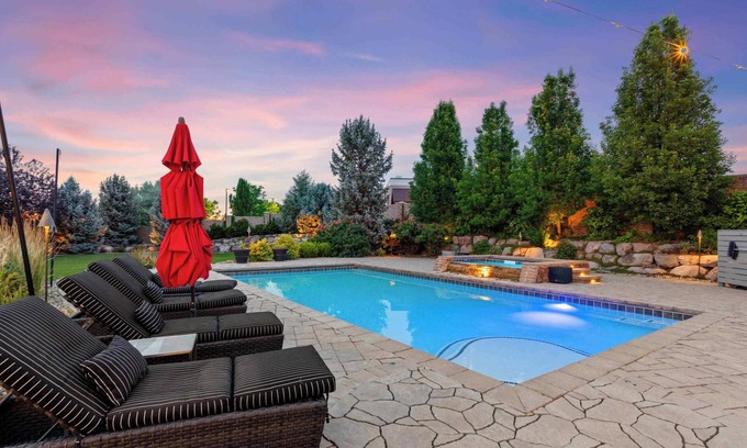 Draper Haus | Luxury Mansion *Sleeps 20 *Pool *SportCrt *Theater * Gym * Hot tub & Games