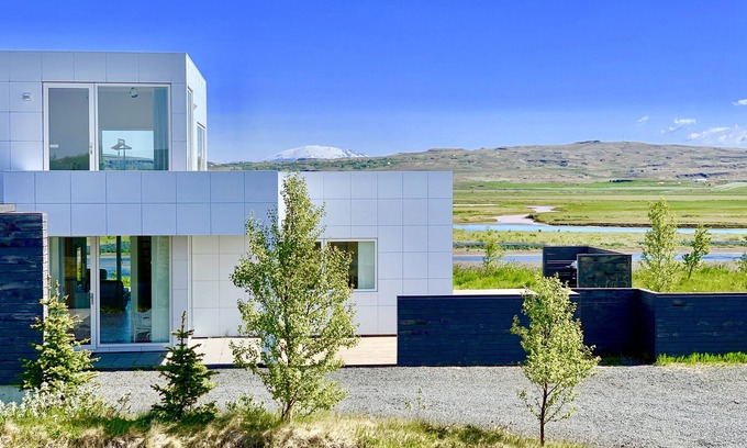 Laugaras Hütte | Luxus, Modern, HotTub mit fantastischem Fluss- / Bergblick auf den Golden Circle